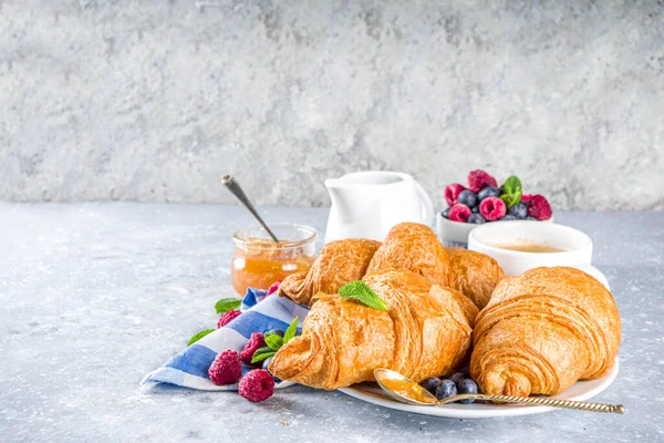 Süße Frühstücksbutter Croissants Mit Kaffeetasse Orangenmarmelade Und Frischen Sommerbeeren Traditionelles — Stockfoto