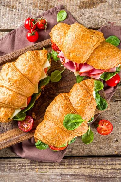 Sandwiches Caseros Croissant Con Jamón Queso Verduras Frescas Hierbas — Foto de Stock