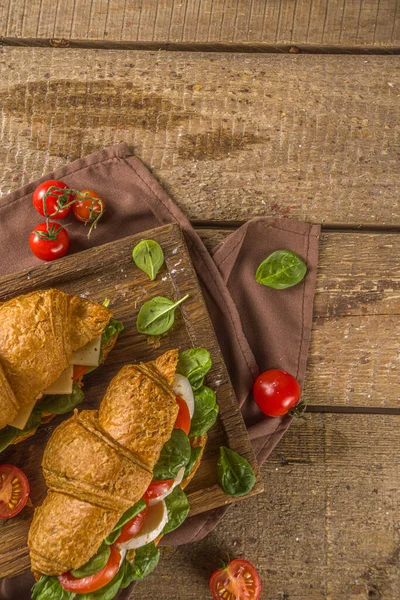 Домашні Бутерброди Круасанами Шинкою Сиром Свіжими Овочами Травами — стокове фото