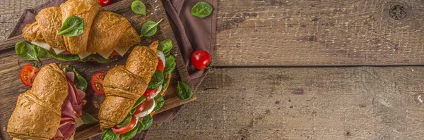 Sanduíches Caseiros Croissant Com Presunto Queijo Legumes Frescos Ervas — Fotografia de Stock