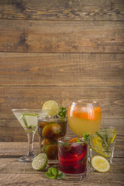Yaz içecekleri, kokteyller ve kokteyller. Aperol spritz, Cube libre Gimlet martini, mojito, sangria. Ahşap arka planda çeşitli soğuk yaz barları ve parti içecekleri fotokopi alanı