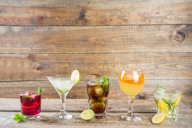 Yaz içecekleri, kokteyller ve kokteyller. Aperol spritz, Cube libre Gimlet martini, mojito, sangria. Ahşap arka planda çeşitli soğuk yaz barları ve parti içecekleri fotokopi alanı