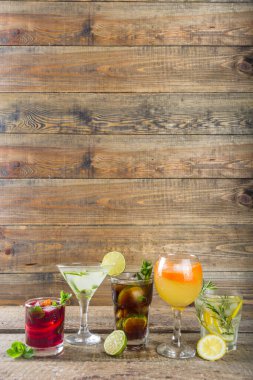 Yaz içecekleri, kokteyller ve kokteyller. Aperol spritz, Cube libre Gimlet martini, mojito, sangria. Ahşap arka planda çeşitli soğuk yaz barları ve parti içecekleri fotokopi alanı
