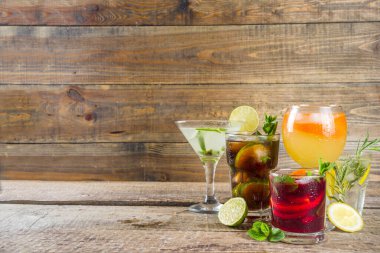 Yaz içecekleri, kokteyller ve kokteyller. Aperol spritz, Cube libre Gimlet martini, mojito, sangria. Ahşap arka planda çeşitli soğuk yaz barları ve parti içecekleri fotokopi alanı