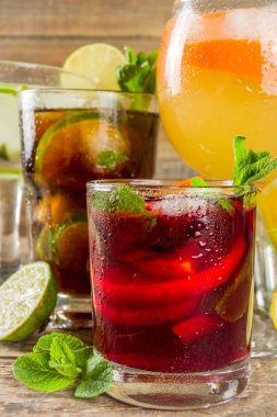Yaz içecekleri, kokteyller ve kokteyller. Aperol spritz, Cube libre Gimlet martini, mojito, sangria. Ahşap arka planda çeşitli soğuk yaz barları ve parti içecekleri fotokopi alanı