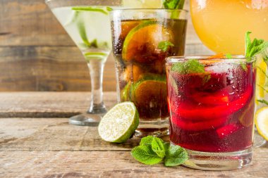 Yaz içecekleri, kokteyller ve kokteyller. Aperol spritz, Cube libre Gimlet martini, mojito, sangria. Ahşap arka planda çeşitli soğuk yaz barları ve parti içecekleri fotokopi alanı