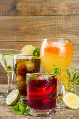 Yaz içecekleri, kokteyller ve kokteyller. Aperol spritz, Cube libre Gimlet martini, mojito, sangria. Ahşap arka planda çeşitli soğuk yaz barları ve parti içecekleri fotokopi alanı