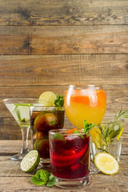 Yaz içecekleri, kokteyller ve kokteyller. Aperol spritz, Cube libre Gimlet martini, mojito, sangria. Ahşap arka planda çeşitli soğuk yaz barları ve parti içecekleri fotokopi alanı