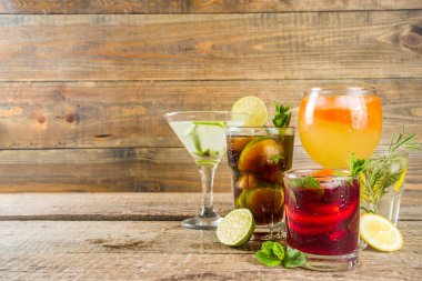 Yaz içecekleri, kokteyller ve kokteyller. Aperol spritz, Cube libre Gimlet martini, mojito, sangria. Ahşap arka planda çeşitli soğuk yaz barları ve parti içecekleri fotokopi alanı