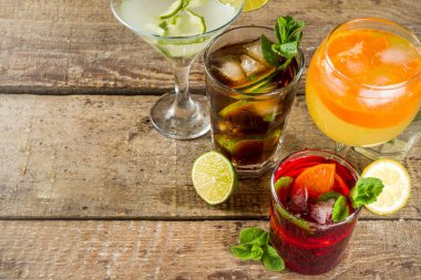 Yaz içecekleri, kokteyller ve kokteyller. Aperol spritz, Cube libre Gimlet martini, mojito, sangria. Ahşap arka planda çeşitli soğuk yaz barları ve parti içecekleri fotokopi alanı