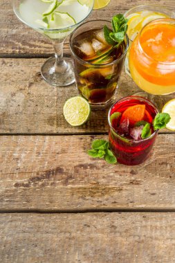 Yaz içecekleri, kokteyller ve kokteyller. Aperol spritz, Cube libre Gimlet martini, mojito, sangria. Ahşap arka planda çeşitli soğuk yaz barları ve parti içecekleri fotokopi alanı