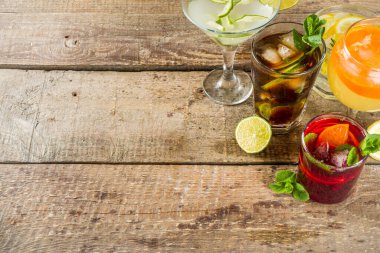 Yaz içecekleri, kokteyller ve kokteyller. Aperol spritz, Cube libre Gimlet martini, mojito, sangria. Ahşap arka planda çeşitli soğuk yaz barları ve parti içecekleri fotokopi alanı