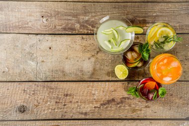 Yaz içecekleri, kokteyller ve kokteyller. Aperol spritz, Cube libre Gimlet martini, mojito, sangria. Ahşap arka planda çeşitli soğuk yaz barları ve parti içecekleri fotokopi alanı