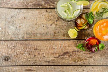 Yaz içecekleri, kokteyller ve kokteyller. Aperol spritz, Cube libre Gimlet martini, mojito, sangria. Ahşap arka planda çeşitli soğuk yaz barları ve parti içecekleri fotokopi alanı