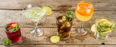 Yaz içecekleri, kokteyller ve kokteyller. Aperol spritz, Cube libre Gimlet martini, mojito, sangria. Ahşap arka planda çeşitli soğuk yaz barları ve parti içecekleri fotokopi alanı