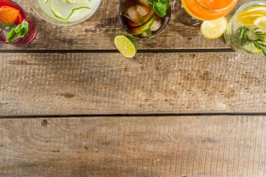 Yaz içecekleri, kokteyller ve kokteyller. Aperol spritz, Cube libre Gimlet martini, mojito, sangria. Ahşap arka planda çeşitli soğuk yaz barları ve parti içecekleri fotokopi alanı