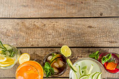 Yaz içecekleri, kokteyller ve kokteyller. Aperol spritz, Cube libre Gimlet martini, mojito, sangria. Ahşap arka planda çeşitli soğuk yaz barları ve parti içecekleri fotokopi alanı