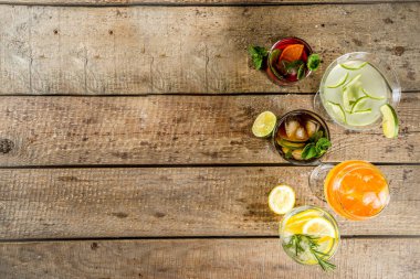 Yaz içecekleri, kokteyller ve kokteyller. Aperol spritz, Cube libre Gimlet martini, mojito, sangria. Ahşap arka planda çeşitli soğuk yaz barları ve parti içecekleri fotokopi alanı