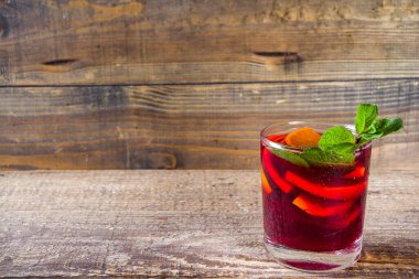 Yaz içecekleri, kokteyller ve kokteyller. Aperol spritz, Cube libre Gimlet martini, mojito, sangria. Ahşap arka planda çeşitli soğuk yaz barları ve parti içecekleri fotokopi alanı