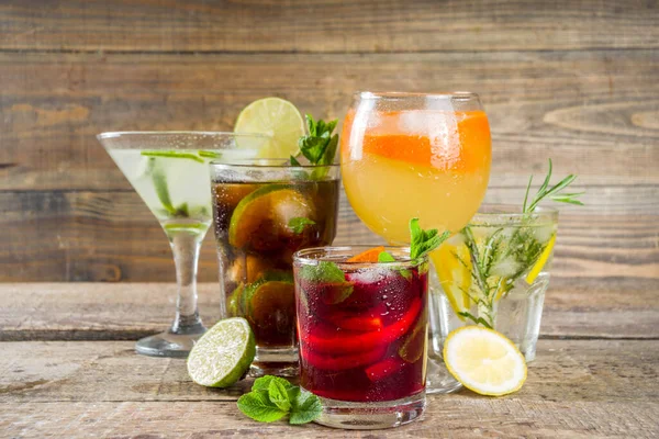 Yaz içecekleri, kokteyller ve kokteyller. Aperol spritz, Cube libre Gimlet martini, mojito, sangria. Ahşap arka planda çeşitli soğuk yaz barları ve parti içecekleri fotokopi alanı