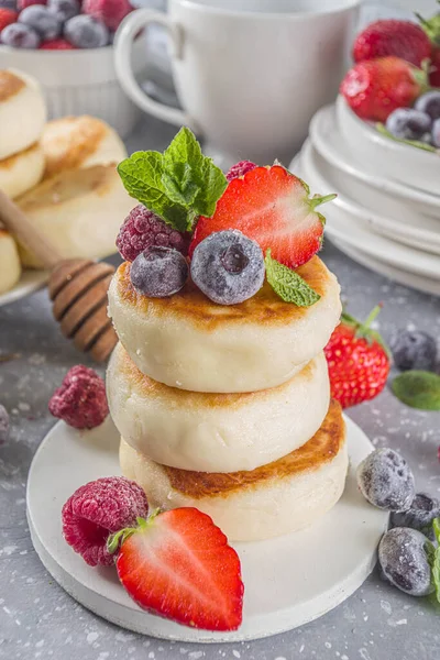 Pancake Keju Cottage Dengan Madu Dan Berbagai Berry Musim Panas — Stok Foto