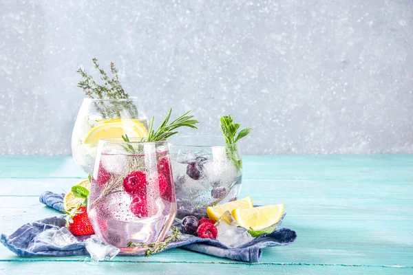 夏の冷たい飲み物の概念 果実と果実は強壮剤カクテル または注入された水レモネードモカイル 新鮮なブルーベリー ラズベリー レモンとハーブ 青緑の古い木製の背景コピースペース — ストック写真