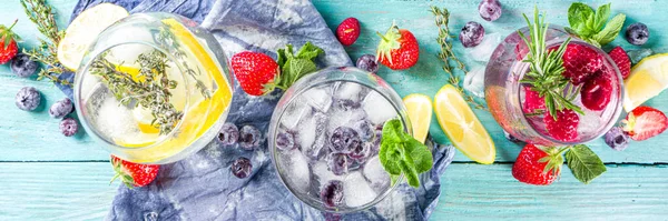 夏の冷たい飲み物の概念 果実と果実は強壮剤カクテル または注入された水レモネードモカイル 新鮮なブルーベリー ラズベリー レモンとハーブ 青緑の古い木製の背景コピースペース — ストック写真