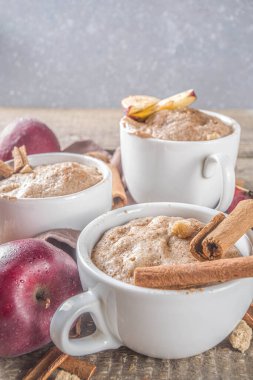 Hızlı bir sonbahar tatlı fikri. Sonbahar elmalı kek, kırmızı elmalı, tarçınlı, baharatlı, kırsal ahşap arka plan kopyalama alanı