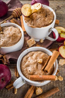 Hızlı bir sonbahar tatlı fikri. Sonbahar elmalı kek, kırmızı elmalı, tarçınlı, baharatlı, kırsal ahşap arka plan kopyalama alanı