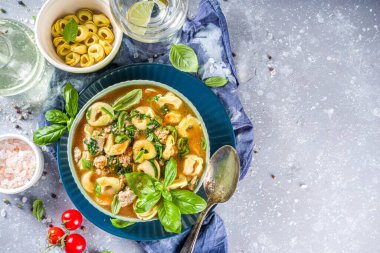 İtalyan mantısı, parmesan peyniri ve sebzeli tortellini makarna çorbası ıspanak, domates, mantar ve fesleğen.