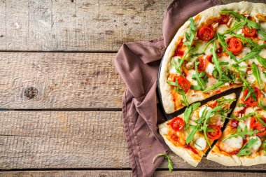 Ev yapımı ev yapımı vejetaryen pizza. Domates kirazlı İtalyan klasik pizzası, mozzarella peyniri ve taze roka, kopyalama alanı.