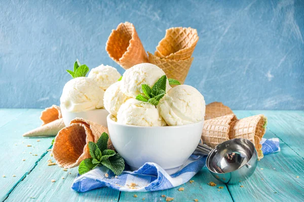 Bolas Helado Vainilla Blanca Caseras Con Hojas Menta Tazón Blanco — Foto de Stock