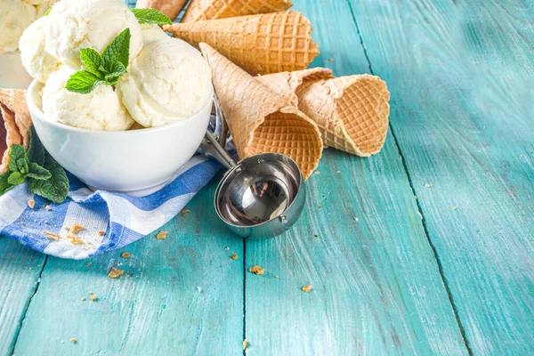 Bolas Helado Vainilla Blanca Caseras Con Hojas Menta Tazón Blanco — Foto de Stock