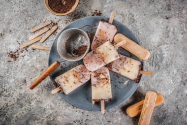 Tiramisu dondurmalı dondurma. İtalyan Savoiardi kurabiyeli dondurma, mascarpone, sütlü çikolata, tiramisu içerikli gri taş mutfak masası. üst görünüm kopyalama alanı