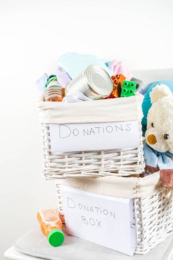 Verme ve yardım kavramı. Yeniden kullanın ve yeniden dönüştürme teonu. Kıyafetler, çocuk oyuncakları, yiyecekler. Beyaz arka planda