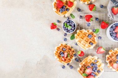 Tatlı Ev Yapımı Belçika Waffle 'ı Çilekli ve Yabanmersinli 