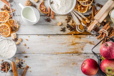 Sonbahar pişirme satış kavramı. Malzemeler, baharatlar, elma, sarf malzemeleri, Beyaz ahşap masa üst görünümü kopya alanı ile mevsimlik sonbahar pişirme arka plan yemek