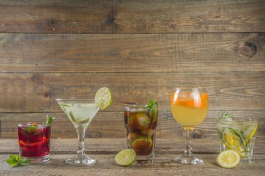Yaz içecekleri, kokteyller ve kokteyller. Aperol spritz, Cube libre Gimlet martini, mojito, sangria. Ahşap arka planda çeşitli soğuk yaz barları ve parti içecekleri fotokopi alanı