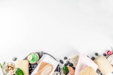 Vücut bakım organik kozmetik ürünleri. Temel hijyen tedavisiyle kaplıca seti - deniz tuzu, bez ve doğal el yapımı sabun ve banyo malzemeleri kullanıma hazır. Sıfır atık banyo konsepti. Beyaz taş arkaplan
