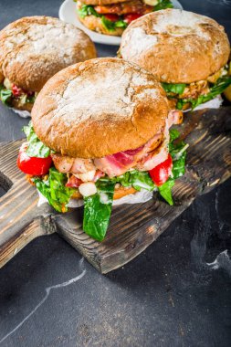 Çeşitli deniz ürünleri ve balık burger çeşitleri. Izgara karides, somon, ton balığı, levrek, taze otlar, mozzarella peyniri ve bebek ıspanağı ile ev yapımı sağlıklı burger.. 