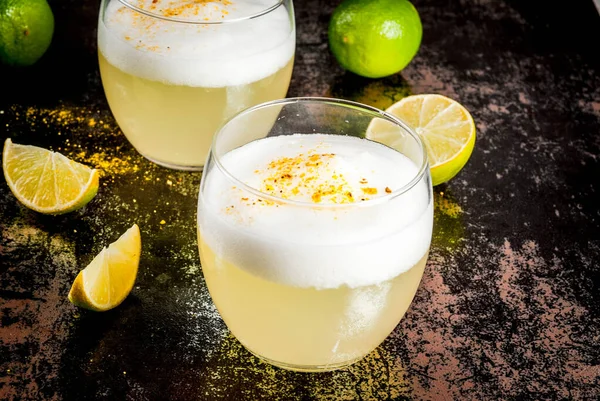 Bebida Tradicional Peruana Mexicana Chilena Licor Pisco Agrio Con Lima — Foto de Stock