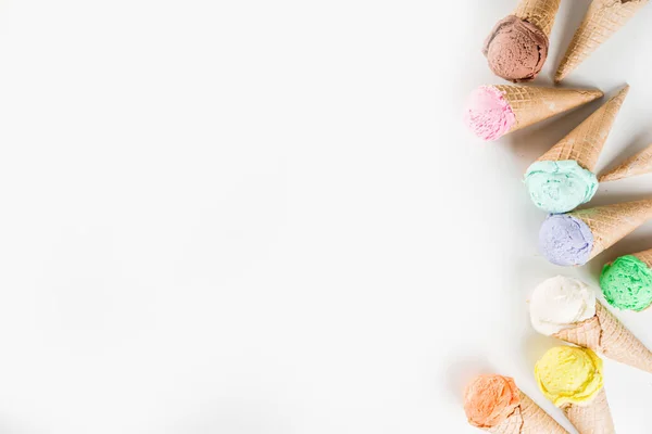 Kleurrijke Pastel Ijs Met Wafelkegels Witte Achtergrond Kopieer Ruimte Bovenaanzicht — Stockfoto