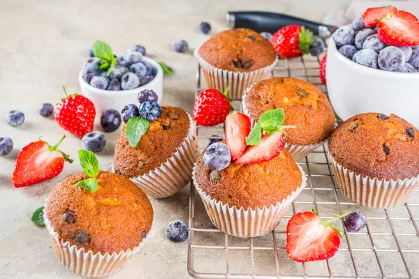 Domácí Vanilkové Muffiny Nebo Dortíky Bobulemi — Stock fotografie