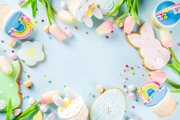 Velikonoční Svátky Blahopřání Pozadí Roztomilé Domácí Cupcakes Tradiční Velikonoční Zajíček — Stock fotografie