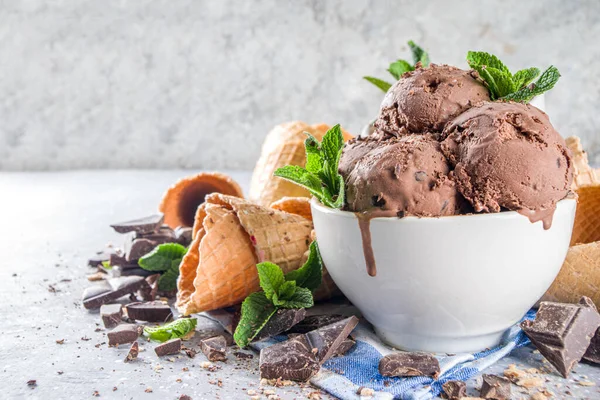 Helado Chocolate Casero Con Trozos Chocolate Virutas Conos Helado Pequeños — Foto de Stock