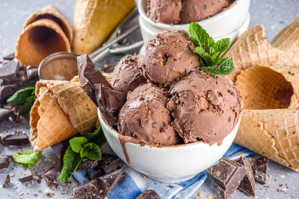 Sorvete Chocolate Caseiro Com Pedaços Aparas Chocolate Cones Sorvete Pequenas — Fotografia de Stock
