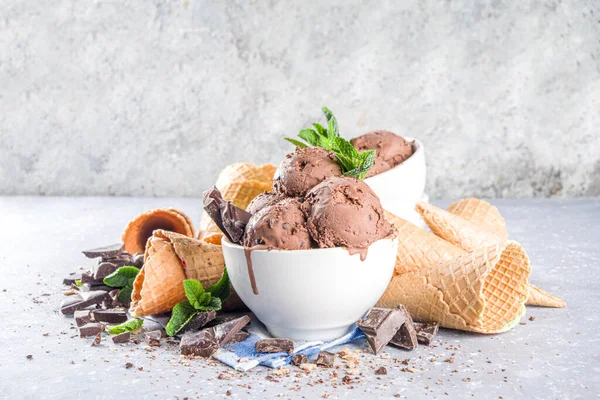 Hausgemachtes Schokoladeneis Mit Schokoladenstücken Und Spänen Und Eistüten Kleinen Weißen — Stockfoto