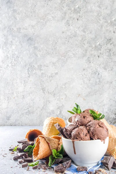 Helado Chocolate Casero Con Trozos Chocolate Virutas Conos Helado Pequeños — Foto de Stock