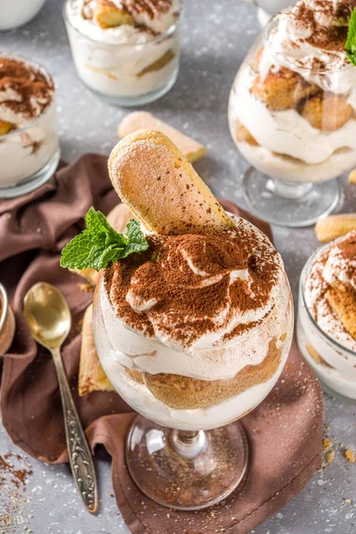 Traditionelles Italienisches Desserttiramisu Viele Gläser Mit Hausgemachtem Tiramisu Mit Schokoladenkakaopulver — Stockfoto