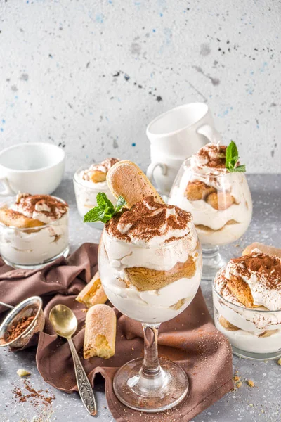 Tradicional Tiramisu Sobremesa Italiana Muitos Copos Com Tiramisu Caseiro Com — Fotografia de Stock